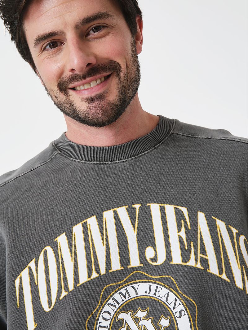 Buzo-varsity-con-logo-grafico