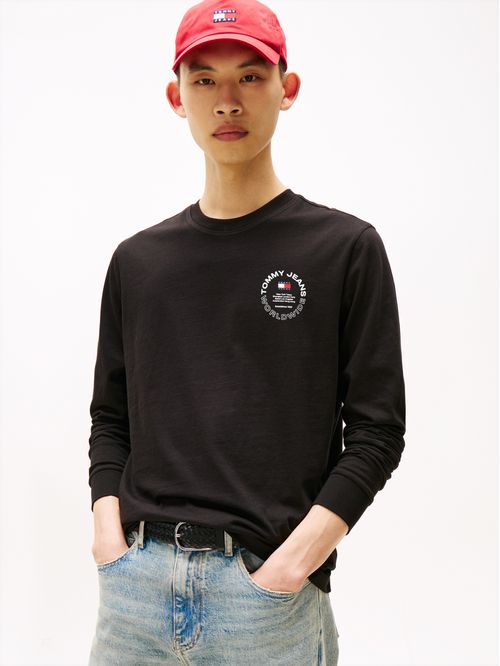 Remera de corte clásico con logo circular