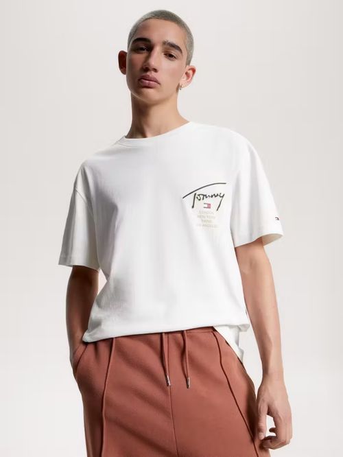 Remera de corte clásico con logo distintivo