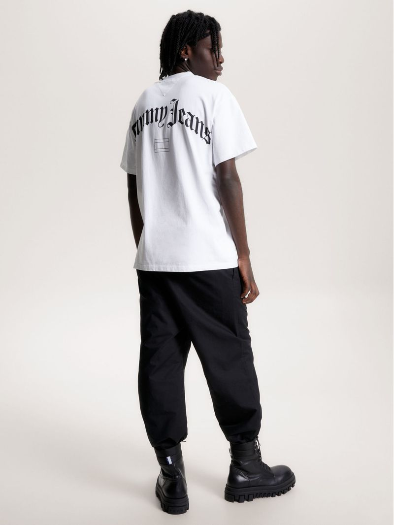Remera-con-logo-trasero-y-corte-amplio