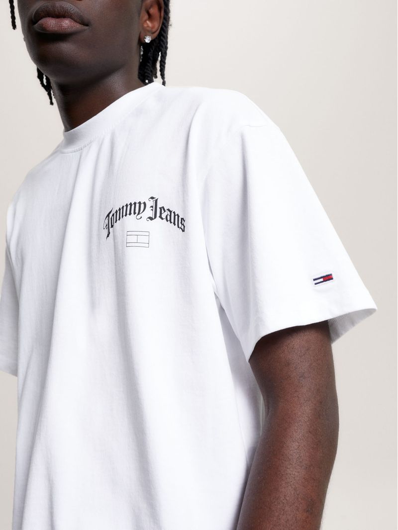 Remera-con-logo-trasero-y-corte-amplio