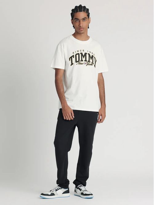 Remera con logo impreso