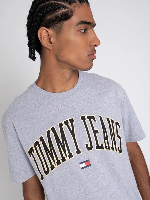Remera con logo gráfico en el pecho