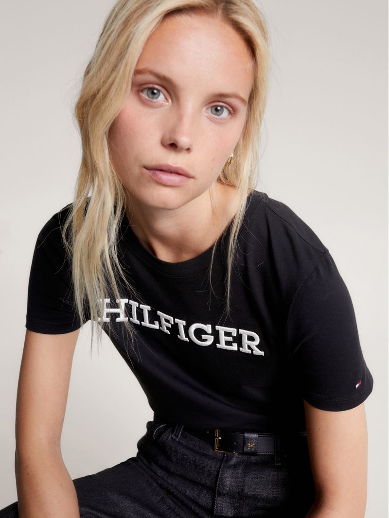 Remera-con-monotipo-Hilfiger-bordado