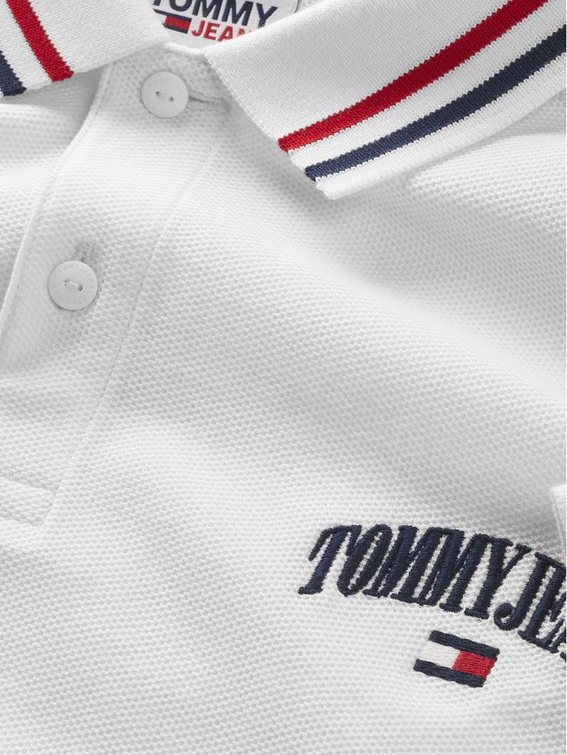 Polo-de-corte-clasico-con-logo-bordado