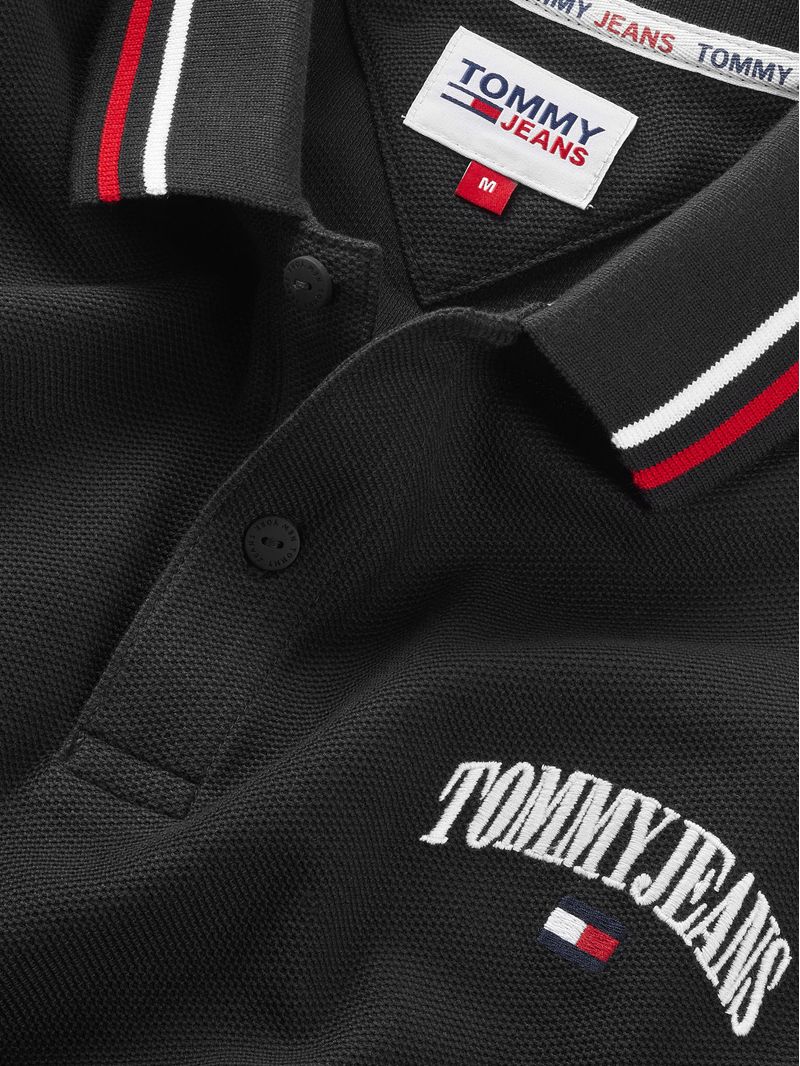 Polo-de-corte-clasico-con-logo-bordado
