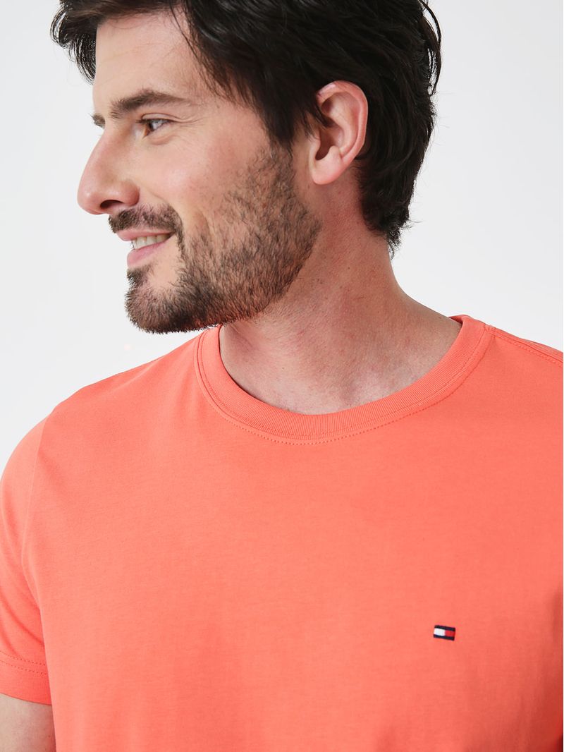 Remera-essential-con-logo