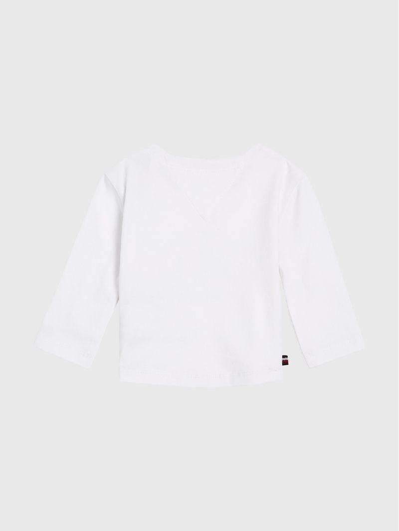 Remera-con-logo-de-estilo-universitario
