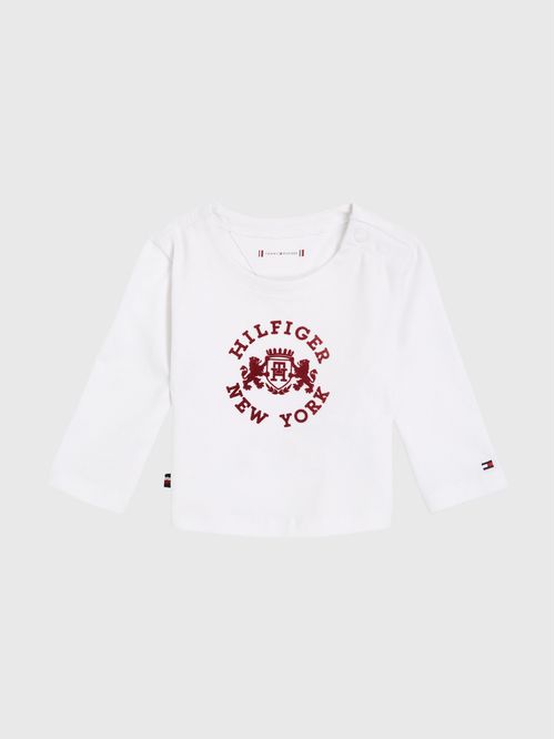 Remera con logo de estilo universitario