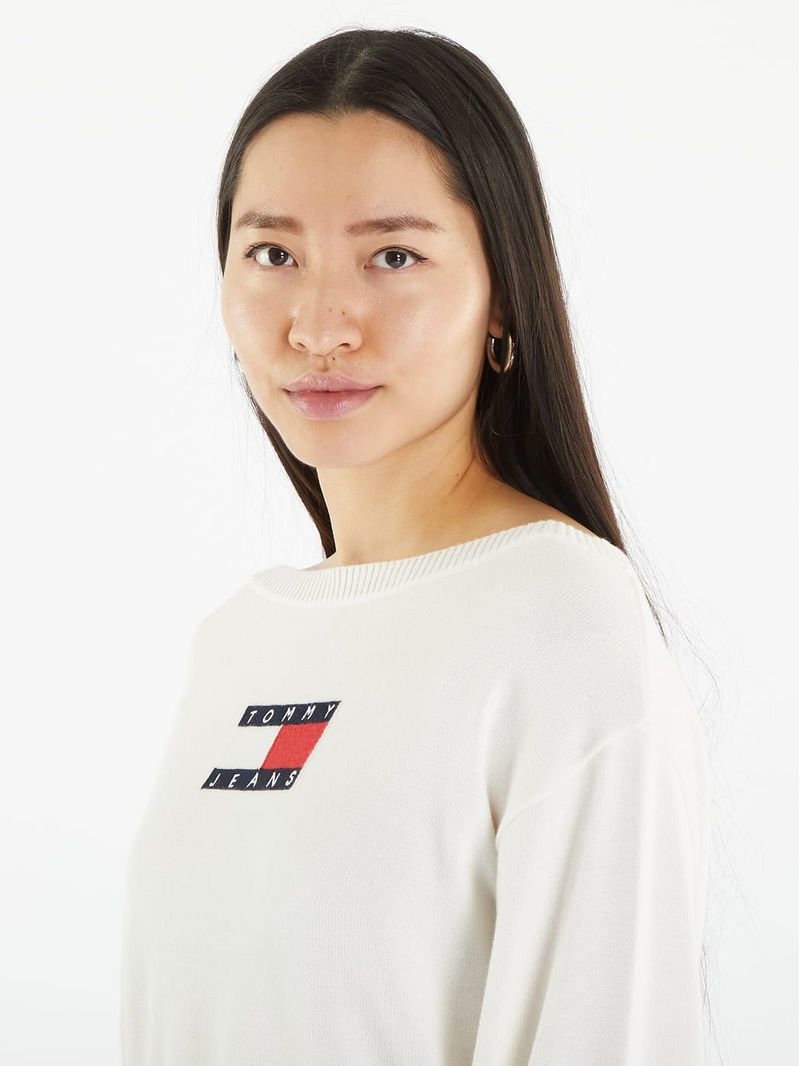Sweater-con-bandera-bordada-en-el-pecho