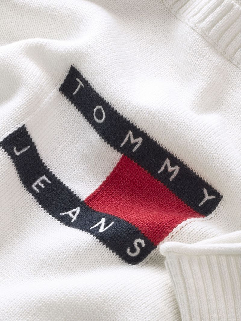 Sweater-con-bandera-bordada-en-el-pecho