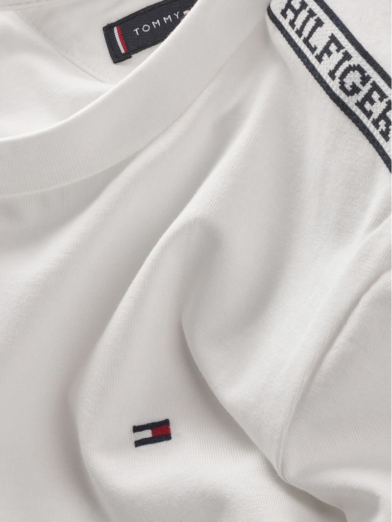 Remera-con-cinta-repetitiva-en-los-laterales