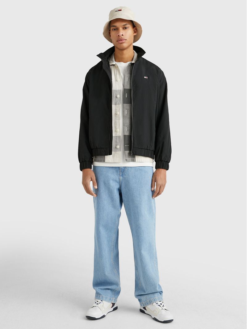Campera-con-parche-con-logo-Essential