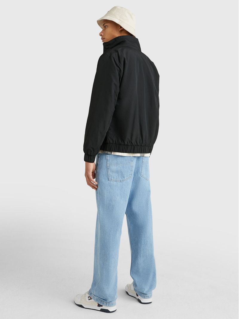 Campera-con-parche-con-logo-Essential