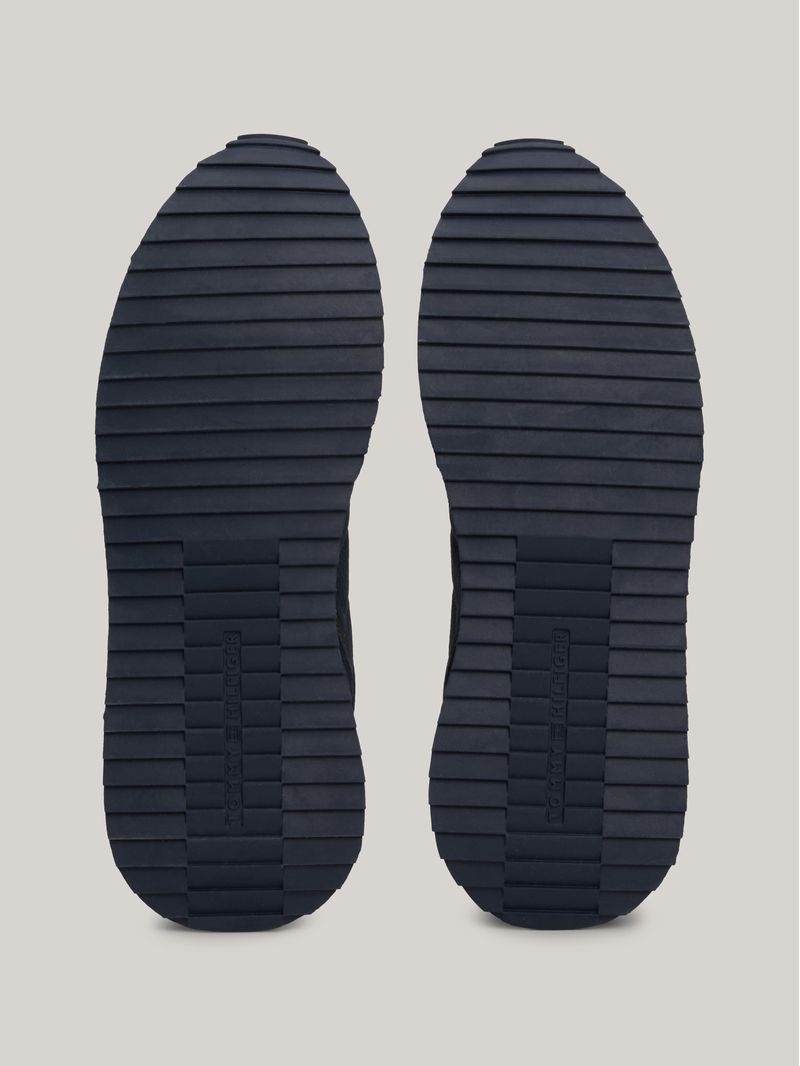 Zapatillas-con-cinta-distintiva