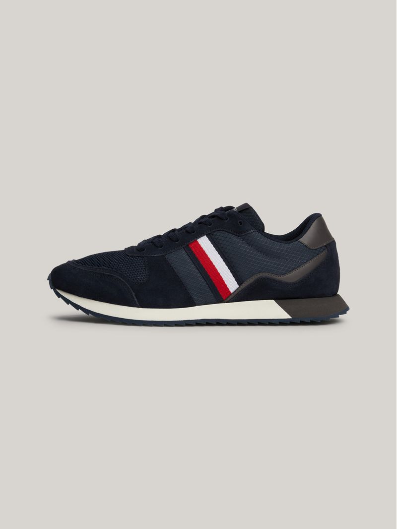 Zapatillas-con-cinta-distintiva