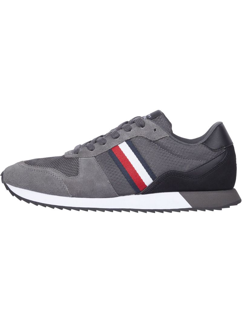 Zapatillas-con-cinta-distintiva