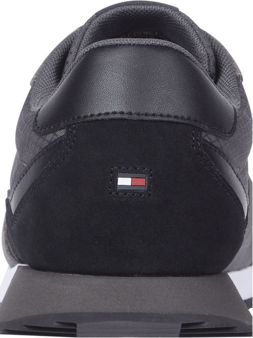 Zapatillas con cinta distintiva