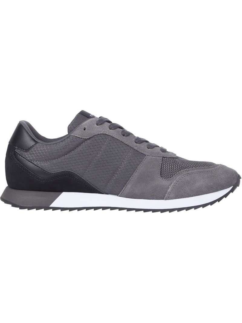 Zapatillas-con-cinta-distintiva