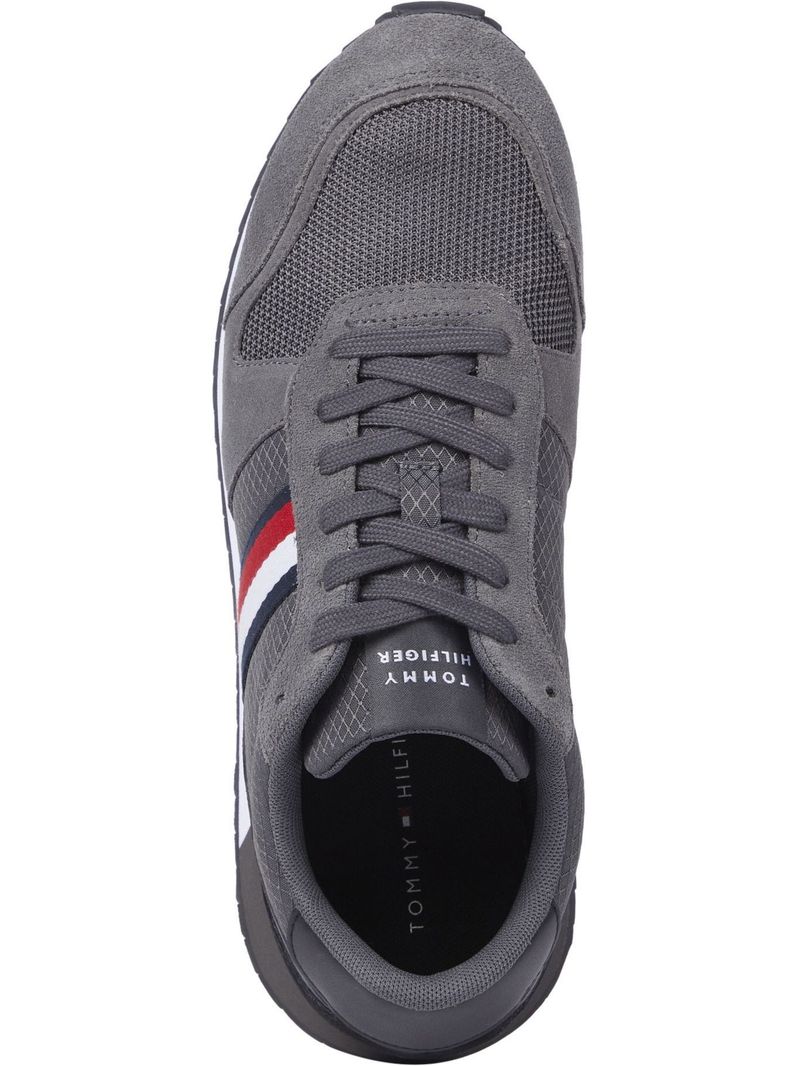 Zapatillas-con-cinta-distintiva