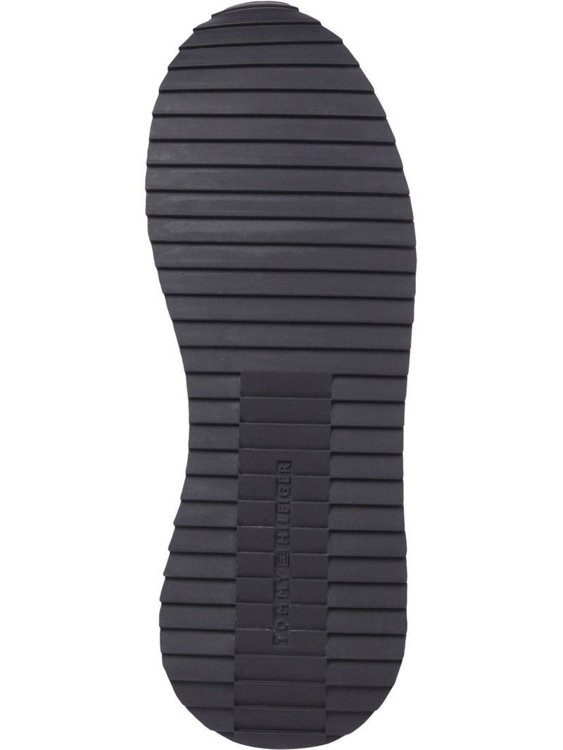 Zapatillas-con-cinta-distintiva