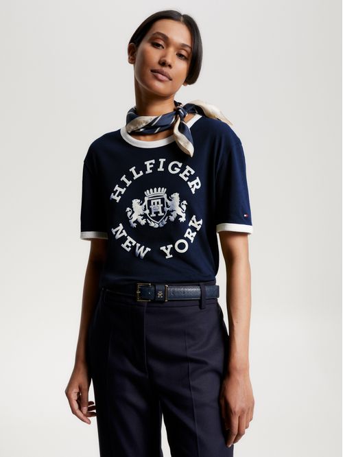 Remera con logo universitario aterciopelado