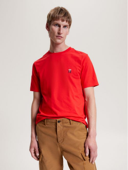 Remera con monograma TH bordado
