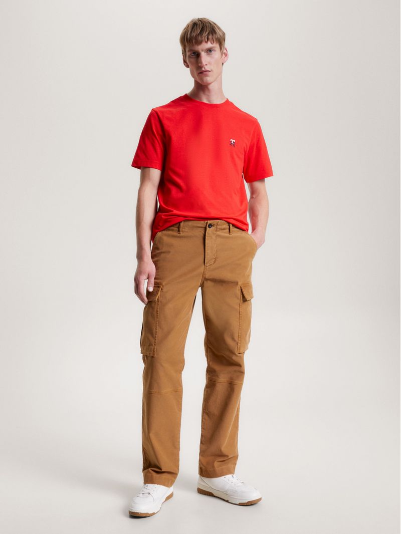 Remera-con-monograma-TH-bordado