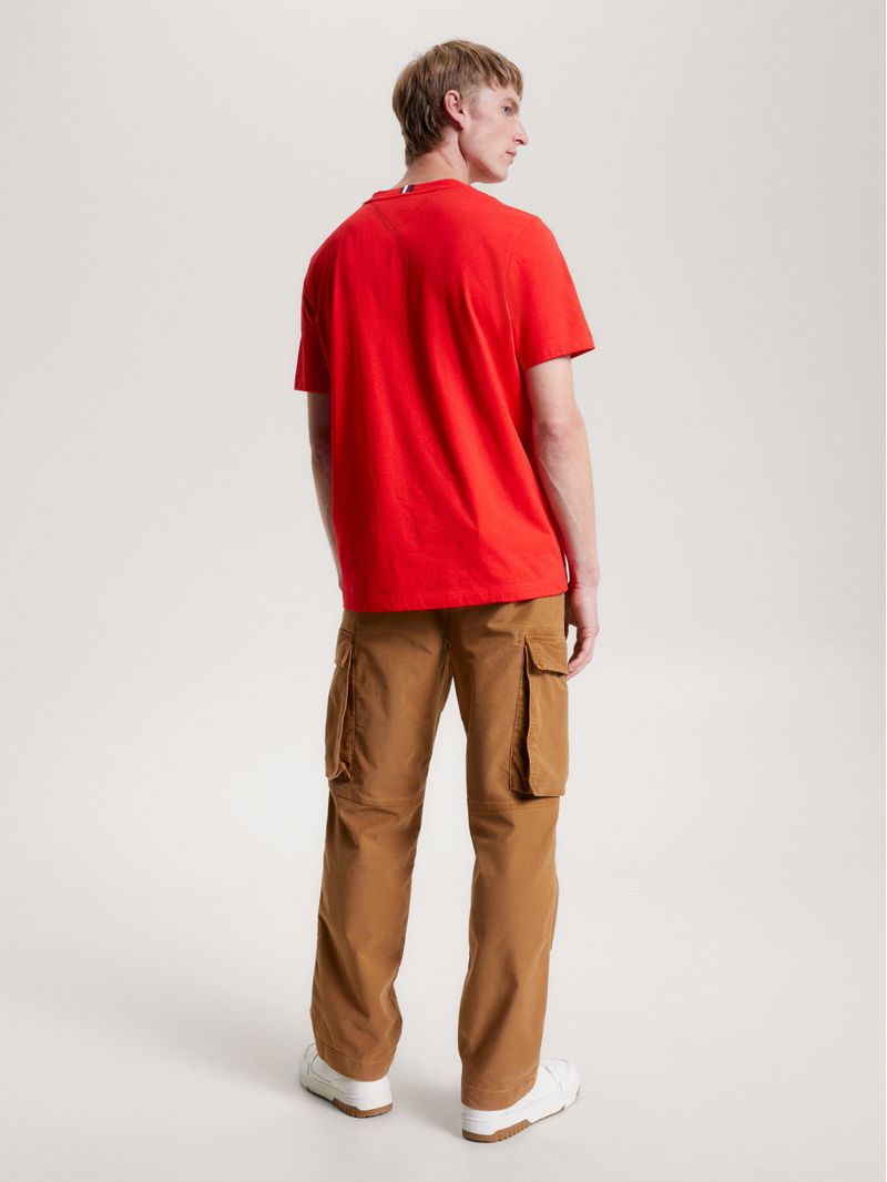 Remera-con-monograma-TH-bordado