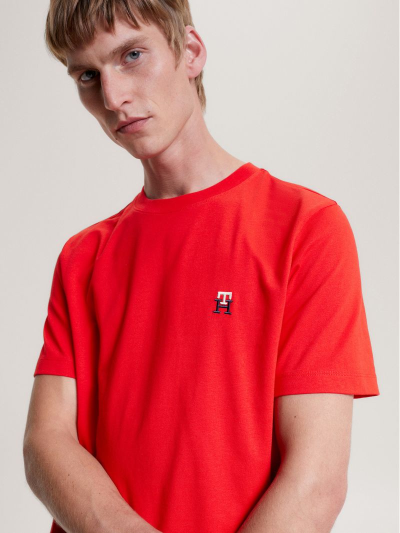 Remera-con-monograma-TH-bordado