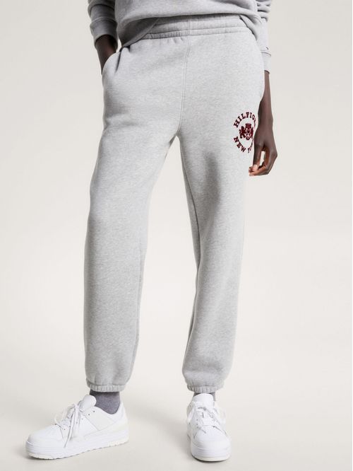 Joggers con logo universitario aterciopelado