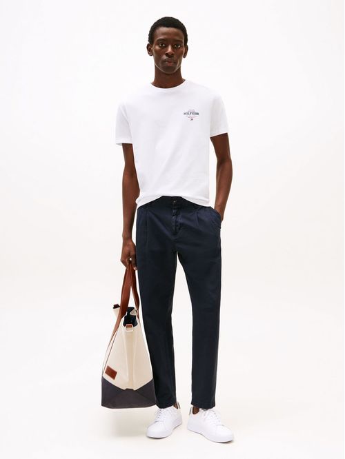 Remera con logo engomado