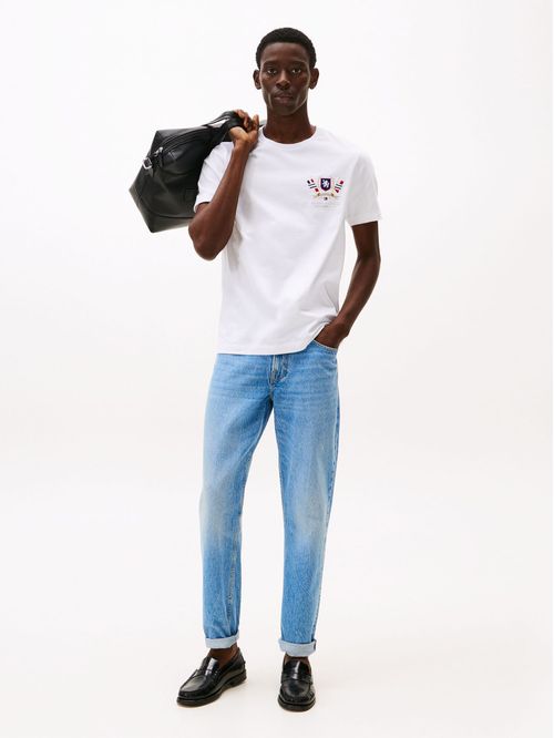 Remera con escudo TH