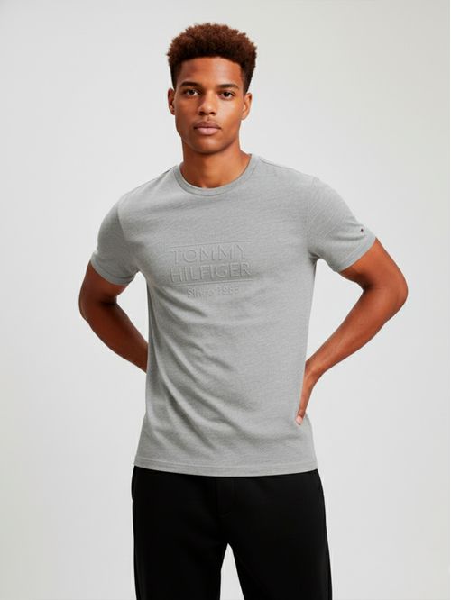 Remera con logo bordado en el pecho