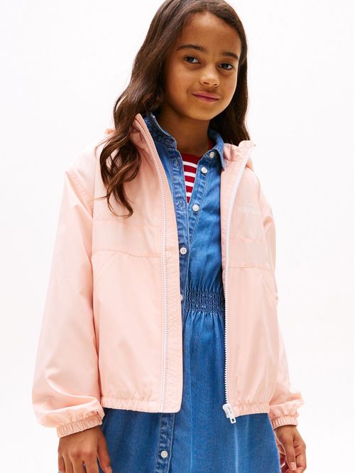 campera rompeviento con capucha y logo regular fit