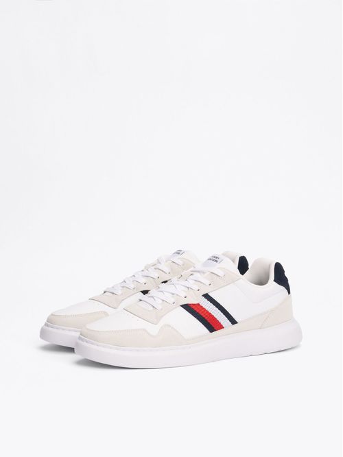 Zapatillas con cinta distintiva