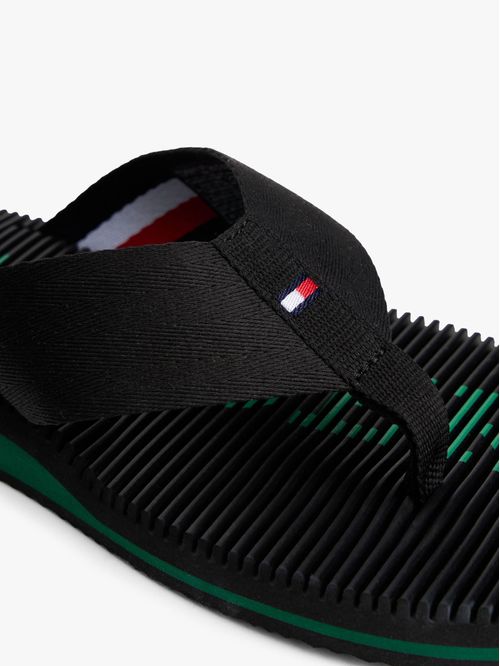 Ojotas con tiras distintivas