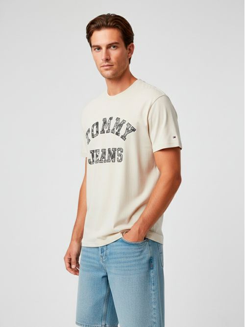 Remera con logo engomado regular fit