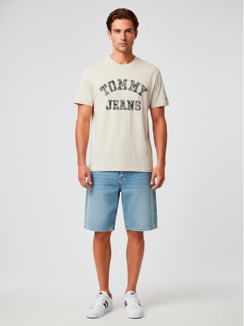 Remera con logo engomado regular fit