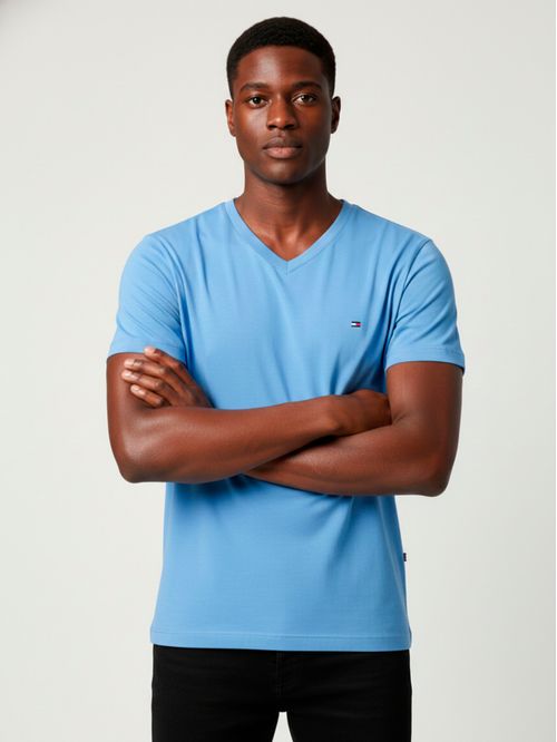 Remera básica cuello V slim fit