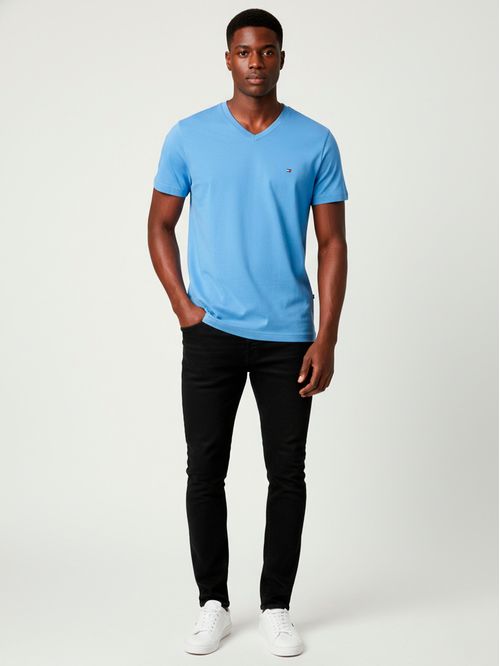 Remera básica cuello V slim fit