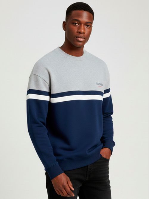 Buzo con logo engomado