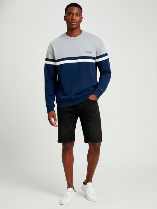 Buzo con logo engomado