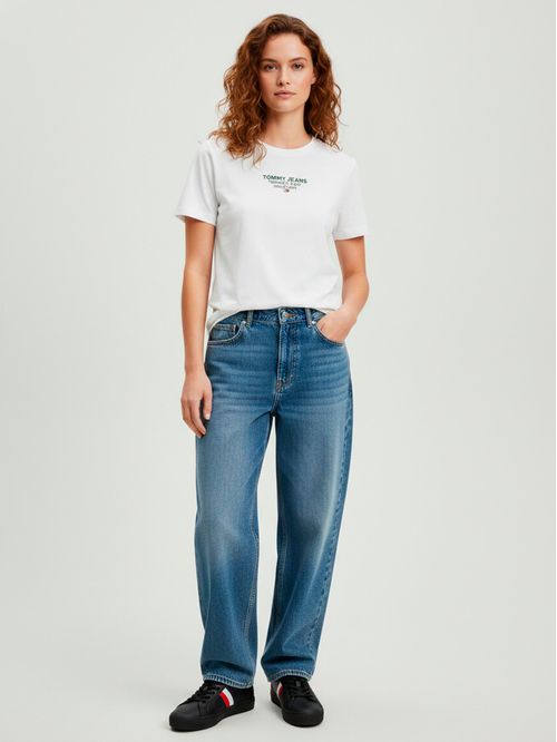 Remera con estampado floral en la espalda regular fit