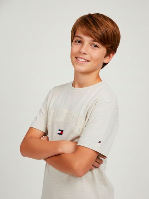 Remera con logo engomado con relieve regular fit